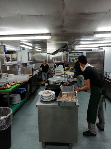 Cucina professionale in acciaio durante il servizio