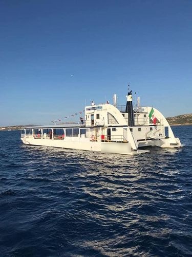 La nave in navigazione con il tricolore a poppa