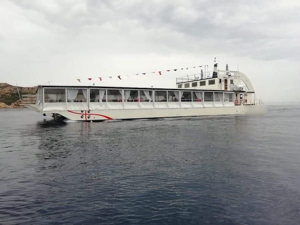 Profilo laterale della nave con le bandiere di gala