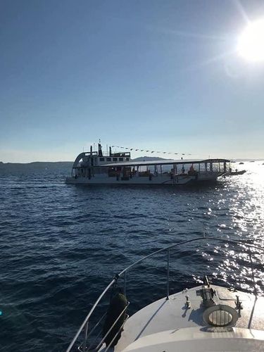 La nave controluce nel tardo pomeriggio